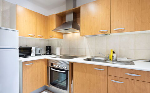 Balandros Sun: Køkken, Countertop, Større Bandage, Cabinetry, Køkken Apparat, Træ, Indretning, Gulvbelægning, Møbel, Etage