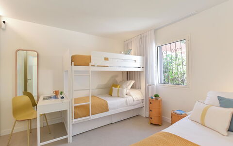 Red Rocks: Seng, Møbel, Soveværelse, Indretning, Sengetøj, Gulvbelægning, Sengetøj, Etage, Loft, Bed Frame