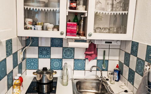 Stephi: Køkken Apparat, Køkken, Større Bandage, Countertop, Cabinetry, Lille Apparat, Husholdningsapparat, Køkkenvask, Værelse, Komfur