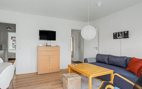 Leefke - 200M from the Sea: Møbel, Indretning, Gulvbelægning, Træ, Etage, Værelse, Loft, Bord, Belysning, Stue