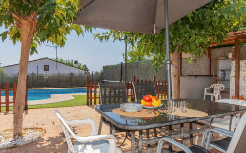 Casa Anchoa: Møbel, Udendørs Møbler, Svømmepøl, Skygge, Have, Backyard, Udendørs Bord, Stol, Paraply, Landscaping