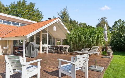 Thorolf - 625M from the Sea: Træ, Veranda, Hjem, Udendørs Møbler, Sommerhus, Estate, Skygge, Dæk, Hårdttræ, Stol