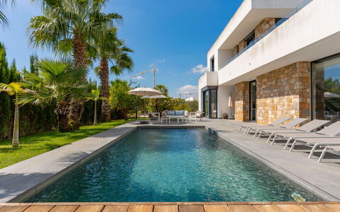 Azure: Svømmepøl, Estate, Udvej, Villa, Eco Hotel, Landscaping, Mansion, Hotel, Ferieby