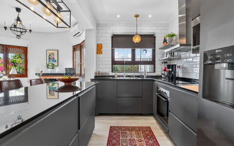 Quesada: Køkken, Køkken Apparat, Countertop, Cabinetry, Møbel, Indretning, Større Bandage, Komfur, Husholdningsapparat, Gulvbelægning