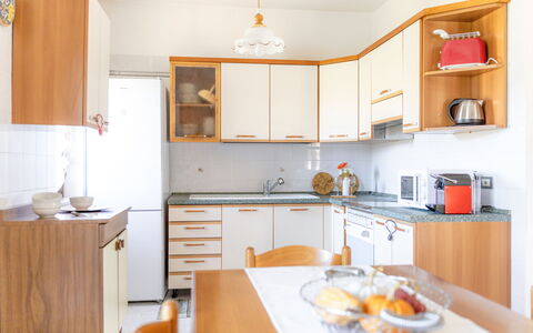 Casa Margia: Køkken, Møbel, Køkken Apparat, Countertop, Indretning, Træ, Cabinetry, Større Bandage, Gulvbelægning, Værelse