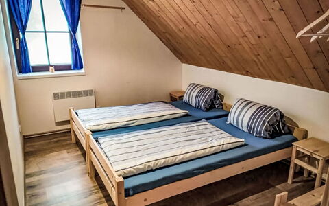 Donut Retreat 1: Træ, Hjem, Soveværelse, Etage, Sommerhus, Hårdttræ, Bed Frame, Seng, Trægulve, Sengetøj
