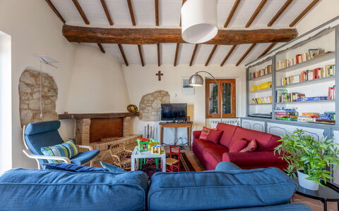 Il Melograno Apartament: Møbel, Indretning, Væg, Træ, Couch, Gulvbelægning, Værelse, Stue, Loft, Stol