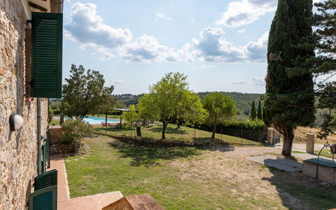 Il Melograno Apartament: Have, Skygge, Landscaping, Lawn, Backyard, Gård