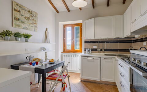 Il Melograno Apartament: Køkken, Møbel, Indretning, Køkken Apparat, Countertop, Gulvbelægning, Større Bandage, Træ, Cabinetry, Hjem