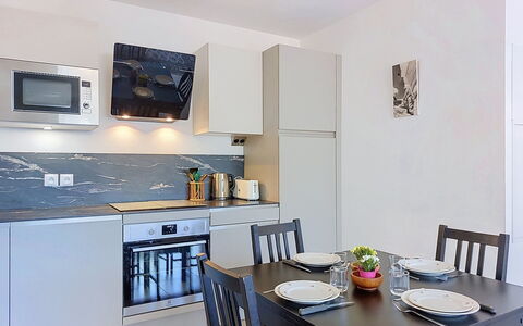 Alp'In: Køkken Apparat, Køkken, Møbel, Countertop, Indretning, Større Bandage, Gulvbelægning, Cabinetry, Træ, Husholdningsapparat
