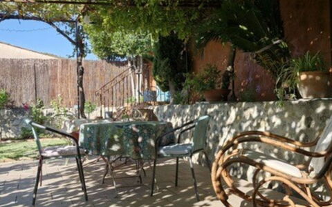 Maison de Village Manolsi: Møbel, Udendørs Møbler, Stol, Bord, Udendørs Bord, Skygge, Have, Kaffebord, Køkken & Spisebord, Blomsterkrukke