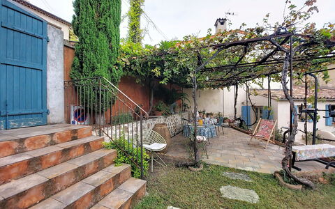 Maison de Village Manolsi: Jern, Blomsterkrukke, Have, Backyard, Skygge, Stueplante, Gård, Gårdsplads, Altan, Hegn