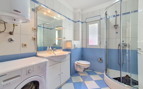 Marina 115: Blå, Badeværelse, Sanitærarmatur, Indretning, Gulvbelægning, Etage, Toilet, Håndvask, Loft, Vvs