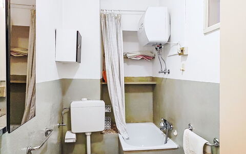 La Collina: Væg, Toiletbræt, Sanitærarmatur, Etage, Gulvbelægning, Toilet, Indretning, Vvs, Værelse, Badeværelse