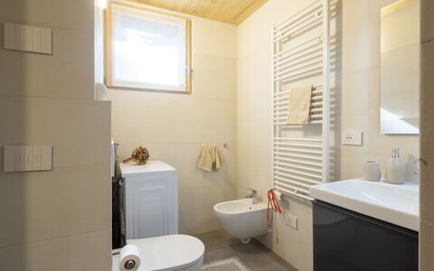 Crestun Design Duplex: Indretning, Gulvbelægning, Etage, Væg, Sanitærarmatur, Badeværelse, Træ, Håndvask, Tap, Værelse