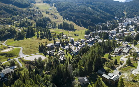 Crestun Design Duplex: Landskab, Hus, Hjem, Bjergkæde, Hill Station, Dal, Hældning, Alps, Lærk, Landsby