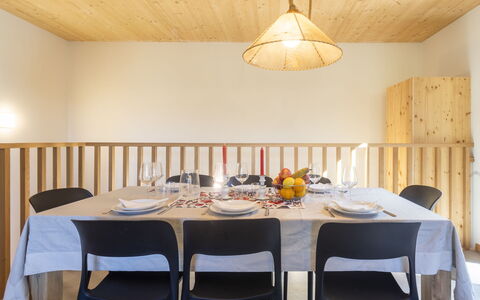 Crestun Design Duplex: Møbel, Indretning, Træ, Gulvbelægning, Lysarmatur, Loft, Bord, Stol, Spisestue, Belysning