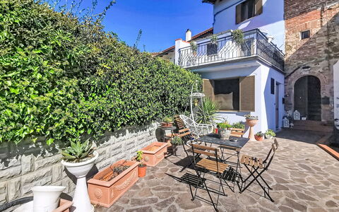 Le Fonti Terrazza: Væg, Blomsterkrukke, Stueplante, Altan, Skygge, Gårdsplads, Flise, Hacienda, Backyard