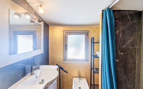 Le Fonti Terrazza: Gulvbelægning, Sanitærarmatur, Væg, Indretning, Badeværelse, Etage, Tap, Håndvask, Loft, Badeværelsesvask