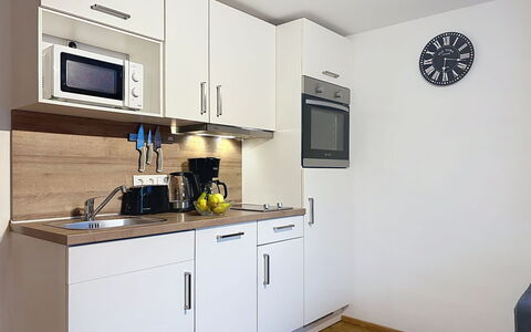 Zell am See 81: Cabinetry, Countertop, Indretning, Træ, Gulvbelægning, Møbel, Køkken, Håndvask, Etage, Køkken Apparat
