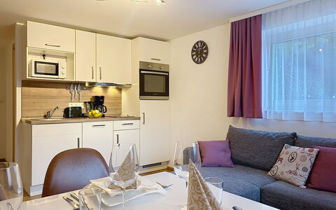 Zell am See 81: Møbel, Indretning, Gulvbelægning, Etage, Værelse, Loft, Lejlighed, Stol, Stue, Television