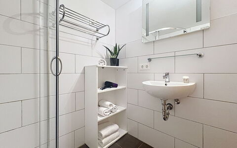 Zell am See 81: Badeværelse, Sanitærarmatur, Gulvbelægning, Indretning, Badeværelsesvask, Etage, Håndvask, Toilet, Tap, Vvs