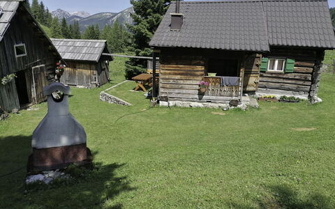 Schneehitzalmhütte: Møbel, Indretning, Gulvbelægning, Loft, Etage, Stol, Værelse, Belysning, Bord, Køkken & Spisebord