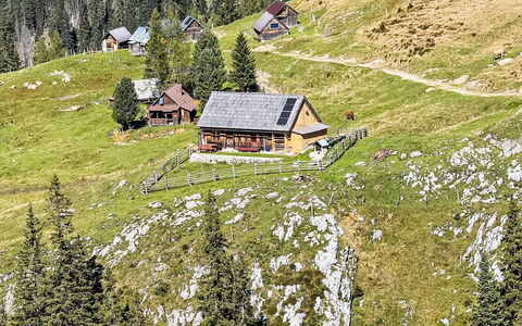 Schneehitzalmhütte: Møbel, Indretning, Gulvbelægning, Loft, Etage, Stol, Værelse, Belysning, Bord, Køkken & Spisebord