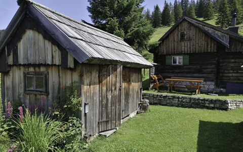 Schneehitzalmhütte: Møbel, Indretning, Gulvbelægning, Loft, Etage, Stol, Værelse, Belysning, Bord, Køkken & Spisebord