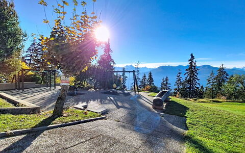 Crans-Montana 480: Himmel, Blå, Sollys, Lærk, Bjergkæde, Hill Station, Pol, Bænk, Udendørs Bench