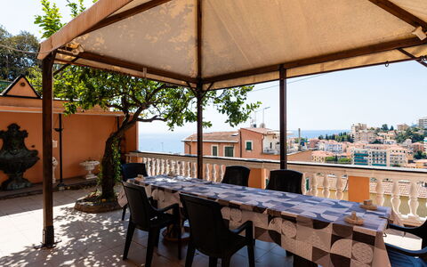 Sanremo Seaview: Møbel, Indretning, Gulvbelægning, Loft, Etage, Stol, Værelse, Belysning, Bord, Køkken & Spisebord