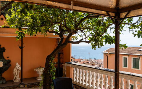 Sanremo Seaview: Møbel, Indretning, Gulvbelægning, Loft, Etage, Stol, Værelse, Belysning, Bord, Køkken & Spisebord