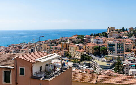 Sanremo Seaview: Møbel, Indretning, Gulvbelægning, Loft, Etage, Stol, Værelse, Belysning, Bord, Køkken & Spisebord