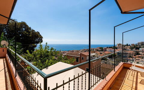 Sanremo Seaview: Møbel, Indretning, Gulvbelægning, Loft, Etage, Stol, Værelse, Belysning, Bord, Køkken & Spisebord