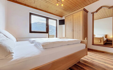 Gästehaus Kurz: Gulvbelægning, Soveværelse, Sengetøj, Seng, Bed Frame, Sengetøj, Sengetøj, Hårdttræ, Madras, Trægulve