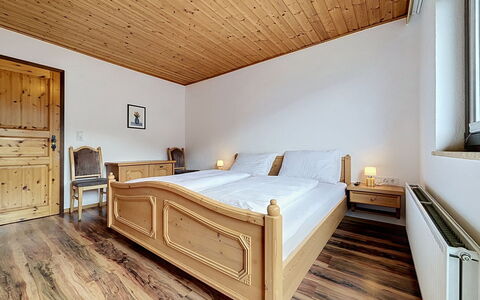Gästehaus Kurz: Gulvbelægning, Soveværelse, Sengetøj, Seng, Bed Frame, Sengetøj, Sengetøj, Hårdttræ, Madras, Trægulve