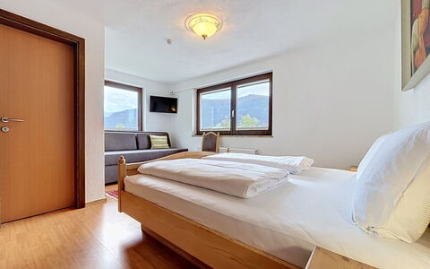 Gästehaus Kurz: Gulvbelægning, Soveværelse, Sengetøj, Seng, Bed Frame, Sengetøj, Sengetøj, Hårdttræ, Madras, Trægulve