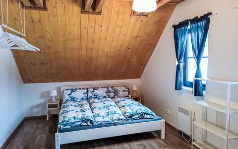 Donut Retreat 2: Gulvbelægning, Soveværelse, Sengetøj, Seng, Bed Frame, Sengetøj, Sengetøj, Hårdttræ, Madras, Trægulve