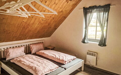 Donut Retreat 2: Gulvbelægning, Soveværelse, Sengetøj, Seng, Bed Frame, Sengetøj, Sengetøj, Hårdttræ, Madras, Trægulve