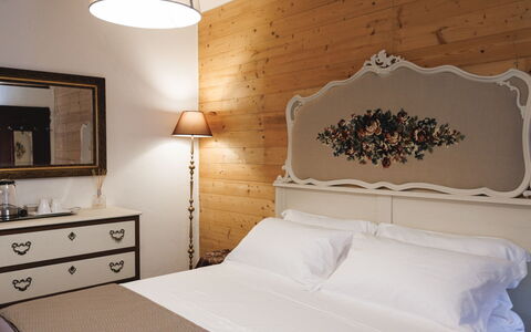 Lagomonti Apartments: Gulvbelægning, Soveværelse, Sengetøj, Seng, Bed Frame, Sengetøj, Sengetøj, Hårdttræ, Madras, Trægulve