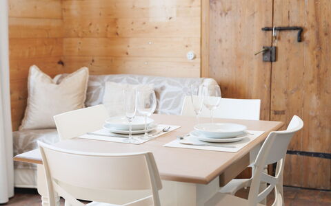 Lagomonti Apartments: Gulvbelægning, Soveværelse, Sengetøj, Seng, Bed Frame, Sengetøj, Sengetøj, Hårdttræ, Madras, Trægulve