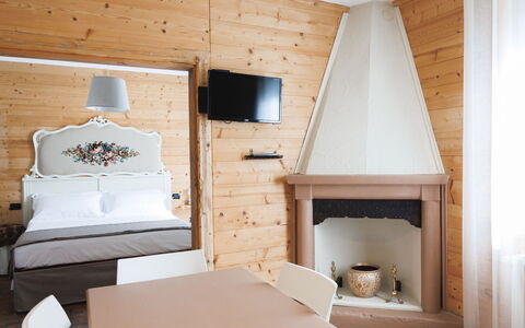 Lagomonti Apartments: Gulvbelægning, Soveværelse, Sengetøj, Seng, Bed Frame, Sengetøj, Sengetøj, Hårdttræ, Madras, Trægulve