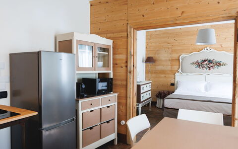 Lagomonti Apartments: Gulvbelægning, Soveværelse, Sengetøj, Seng, Bed Frame, Sengetøj, Sengetøj, Hårdttræ, Madras, Trægulve