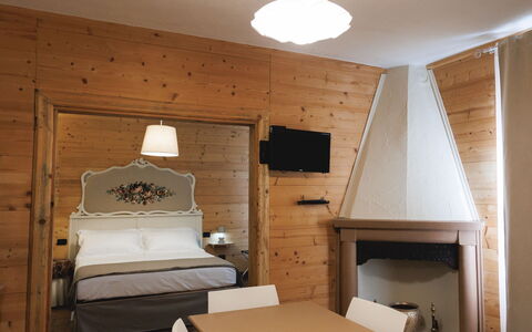 Lagomonti Apartments: Gulvbelægning, Soveværelse, Sengetøj, Seng, Bed Frame, Sengetøj, Sengetøj, Hårdttræ, Madras, Trægulve