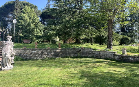 Villa Il Parco: Træ, Græs, Blad, Busk, Have, Lawn, Bunddække, Bagagerum, Parkere