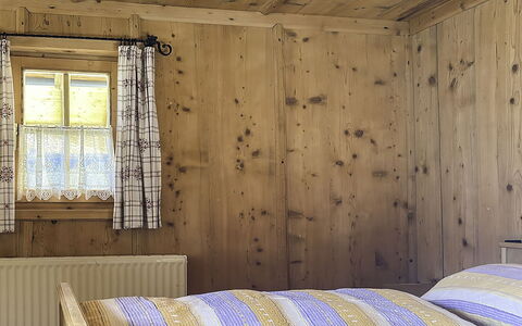 Schwaighof: Gulvbelægning, Soveværelse, Sengetøj, Seng, Bed Frame, Sengetøj, Sengetøj, Hårdttræ, Madras, Trægulve