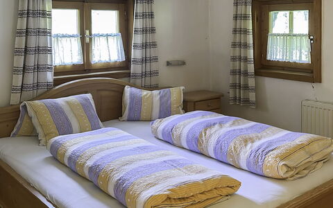 Schwaighof: Gulvbelægning, Soveværelse, Sengetøj, Seng, Bed Frame, Sengetøj, Sengetøj, Hårdttræ, Madras, Trægulve