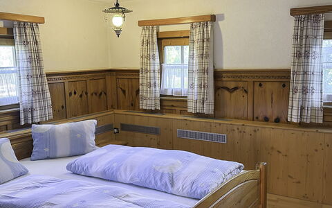 Schwaighof: Gulvbelægning, Soveværelse, Sengetøj, Seng, Bed Frame, Sengetøj, Sengetøj, Hårdttræ, Madras, Trægulve