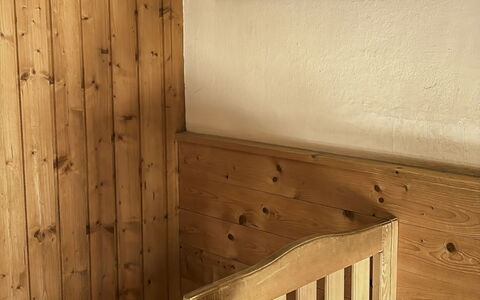 Schwaighof: Gulvbelægning, Soveværelse, Sengetøj, Seng, Bed Frame, Sengetøj, Sengetøj, Hårdttræ, Madras, Trægulve