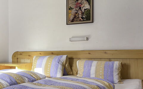 Schwaighof: Gulvbelægning, Soveværelse, Sengetøj, Seng, Bed Frame, Sengetøj, Sengetøj, Hårdttræ, Madras, Trægulve
